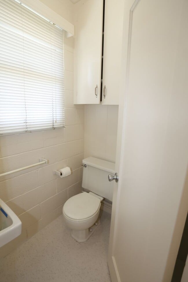 Building Photo - McCully - 1 Bdrm/1 Bath/1 Prkg - $1,300
