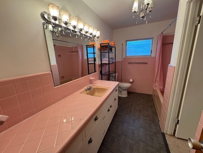 Building Photo - Stylish Florida Living on Crooked Lake