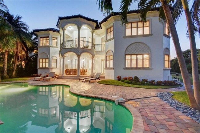 Building Photo - 1320 S Lakeside Dr