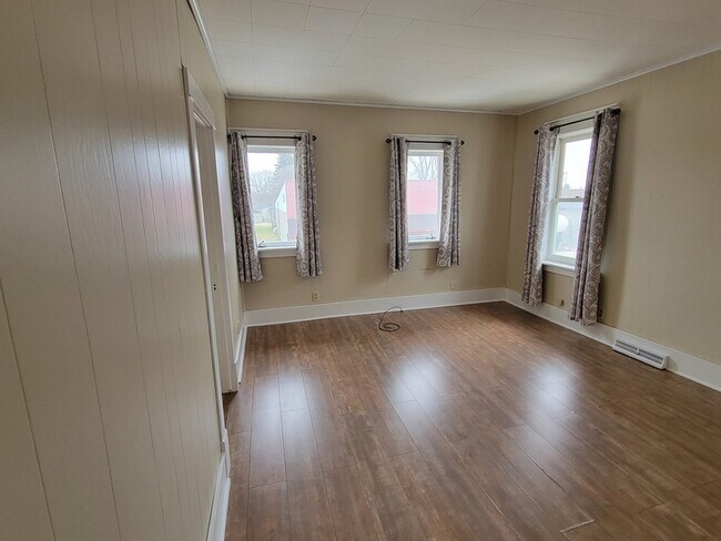 Building Photo - 54 Birch Ave S