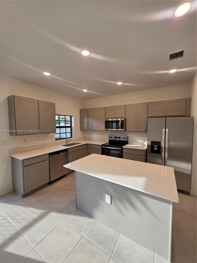 Building Photo - 1114 SW 9th Ave