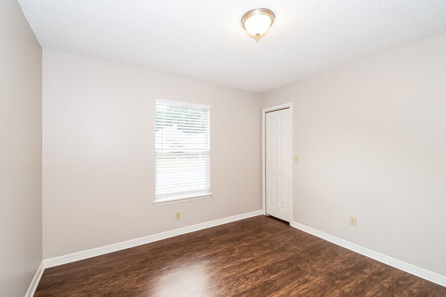 Building Photo - 8244 International Village Dr
