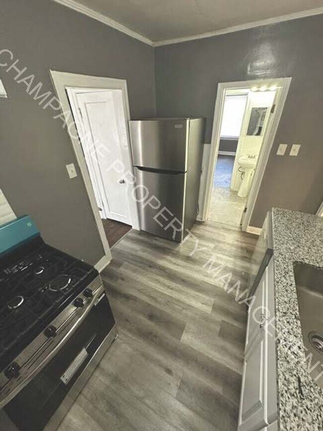 Building Photo - Fully updated home in KC