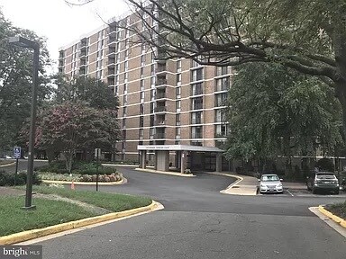 Building Photo - 2311 Pimmit Dr