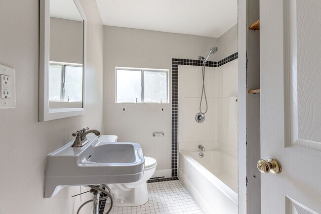 Building Photo - 3 bedroom home for RENT in Modesto - Close...