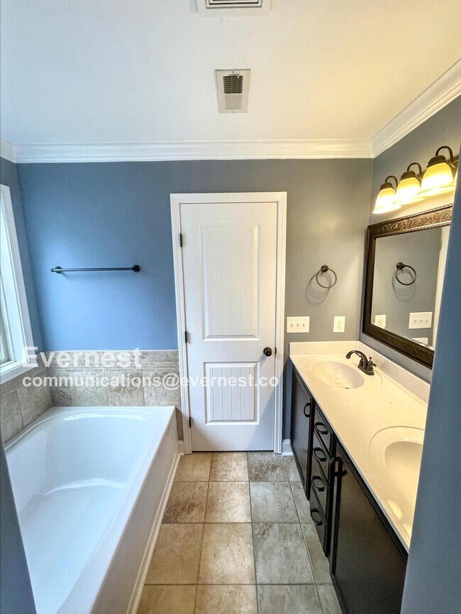 Building Photo - 650 Fox Hound Dr