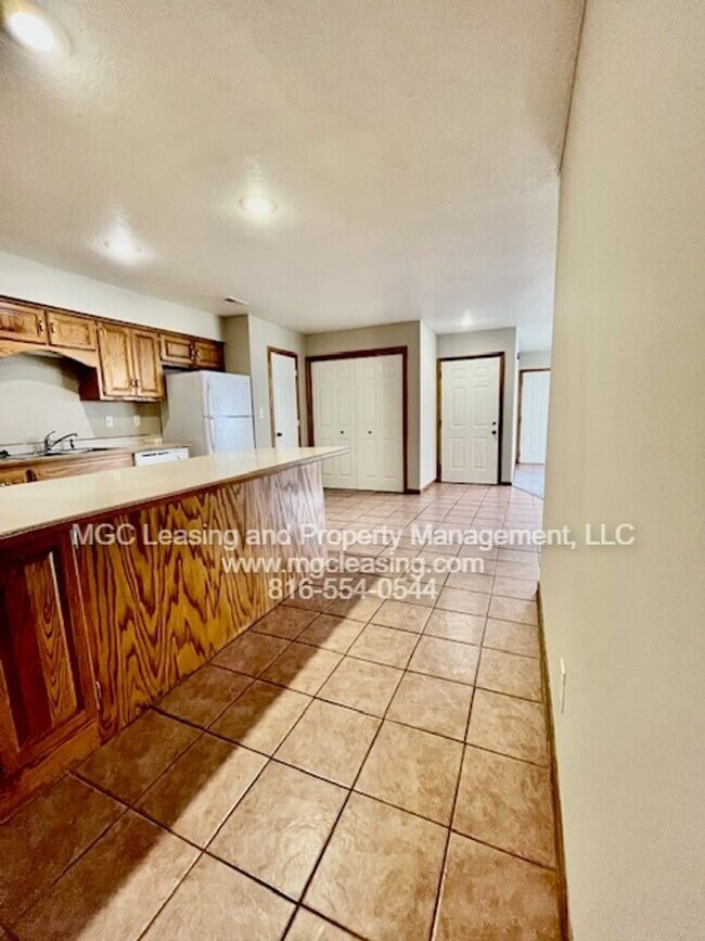 Building Photo - Beautiful Ranch-Style Duplex in Peculiar, MO - Available 09/22/26