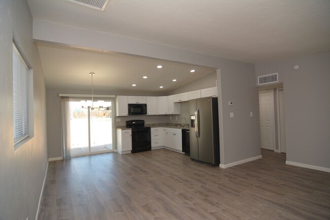 Building Photo - Remodeled 2 Bedroom 1 Bath House! Close to...