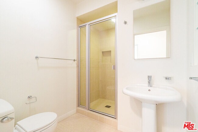Building Photo - 441 S Bedford Dr