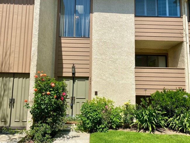 Building Photo - 3-Bedroom Townhome in Prime Calabasas Location