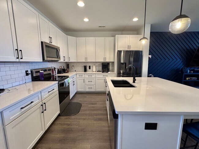 Building Photo - 2 Bed, 2.5 Bath Townhome with 2 Reserved Parking Spots