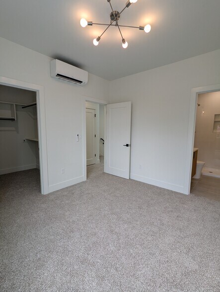 Building Photo - 5041 SE King Rd