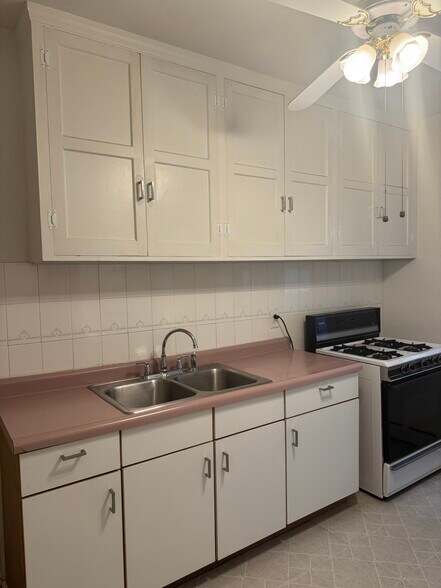 kitchen - 972 Goodrich Ave