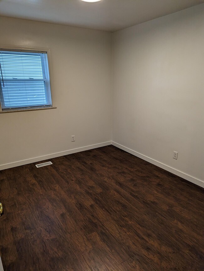Building Photo - 3303 Sylvan Dr