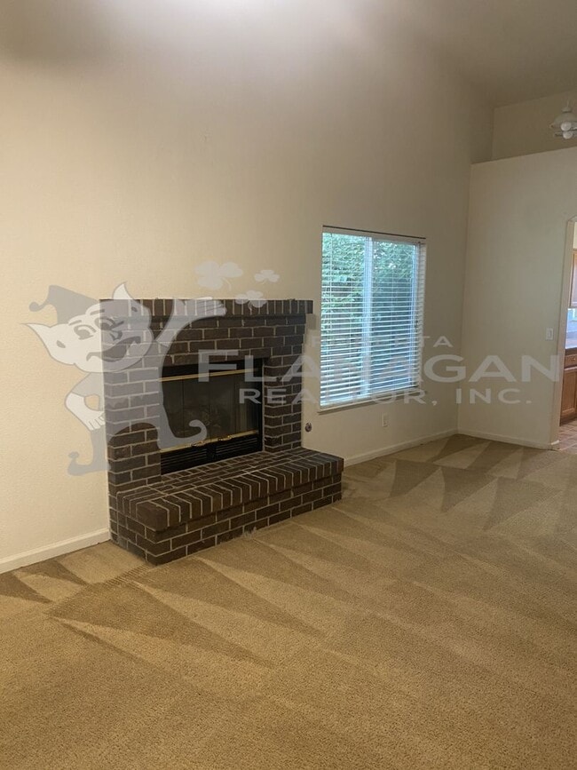 Building Photo - 3 bedroom/2 bathroom home