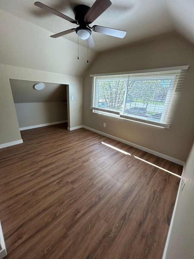 Building Photo - FREE JULY RENT SPECAIL! Newly Renovated St...