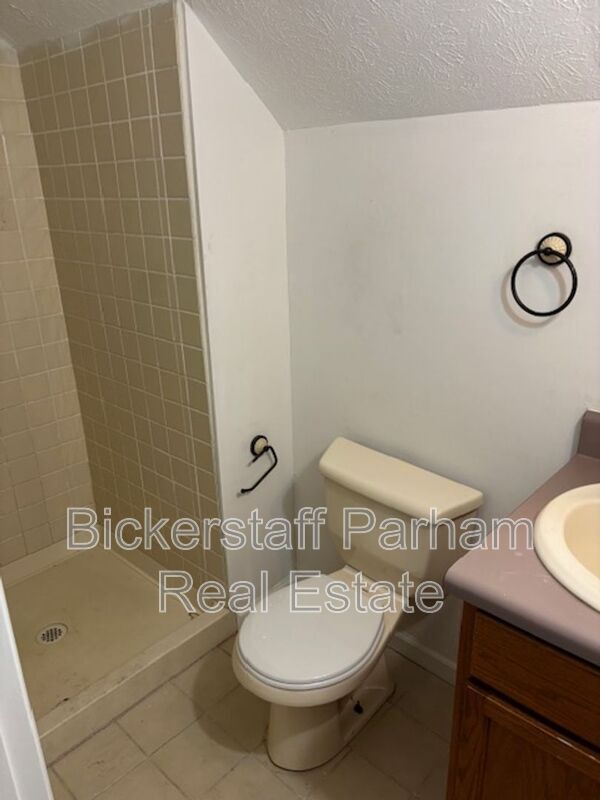 Building Photo - 213 Chapel St