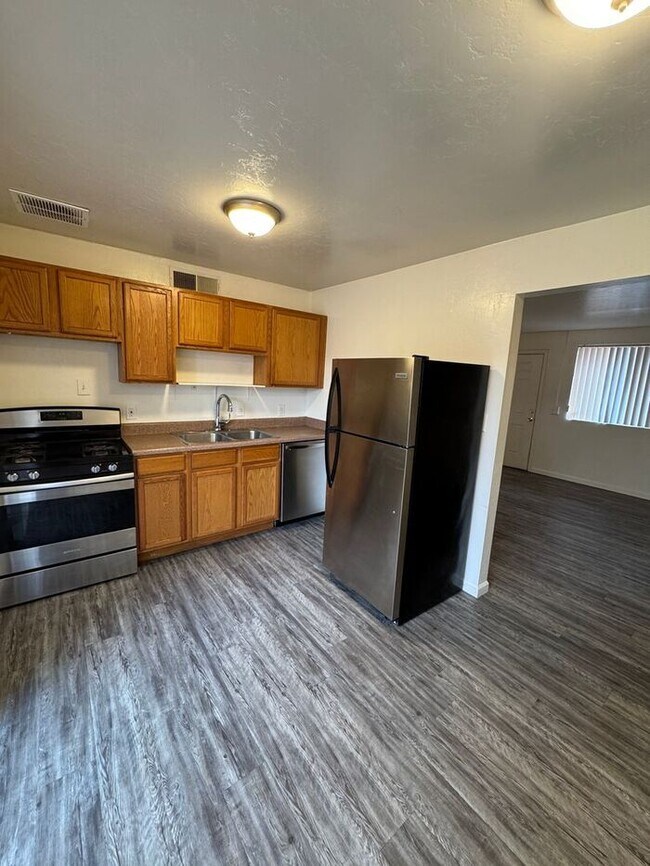 Building Photo - 350 N Silverbell Rd