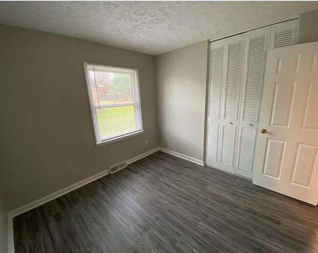 Building Photo - 2 Bedroom Duplex in Popular Lexington Loca...