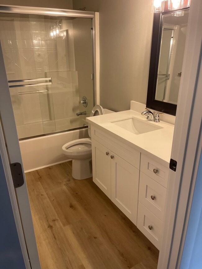 Building Photo - Remodeled 3bd, 2.5bath home