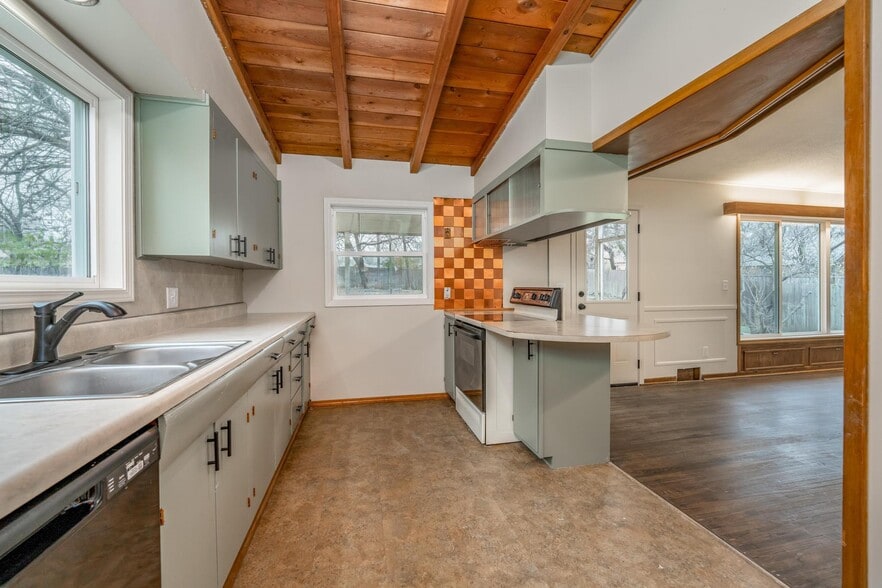 Building Photo - 1520 N Yale Blvd