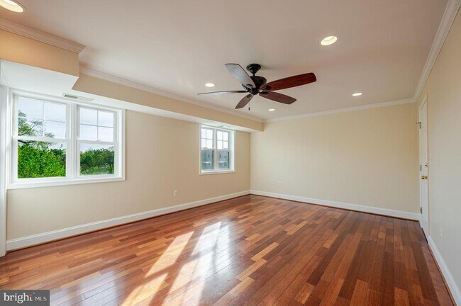 Building Photo - 3868 9th St SE