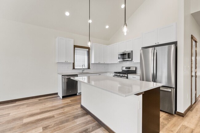 Building Photo - Beautiful Newer Condo near Monforton School