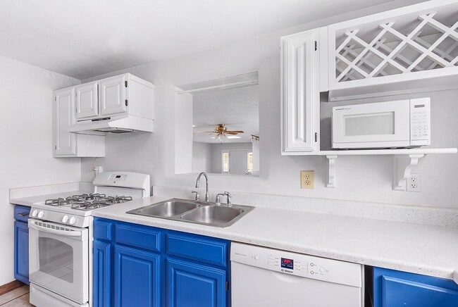 Building Photo - 4920 La Cienega St NW