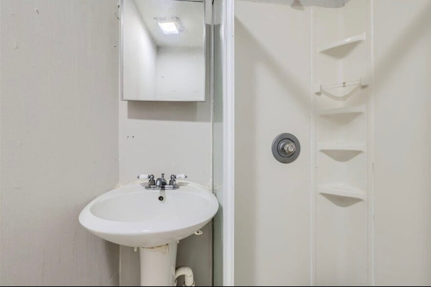 Building Photo - 617 Maryland Ave E