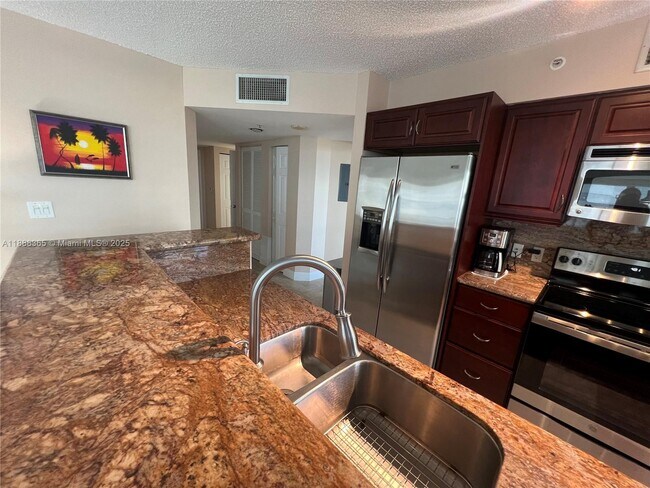 Building Photo - 1155 Brickell Bay Dr