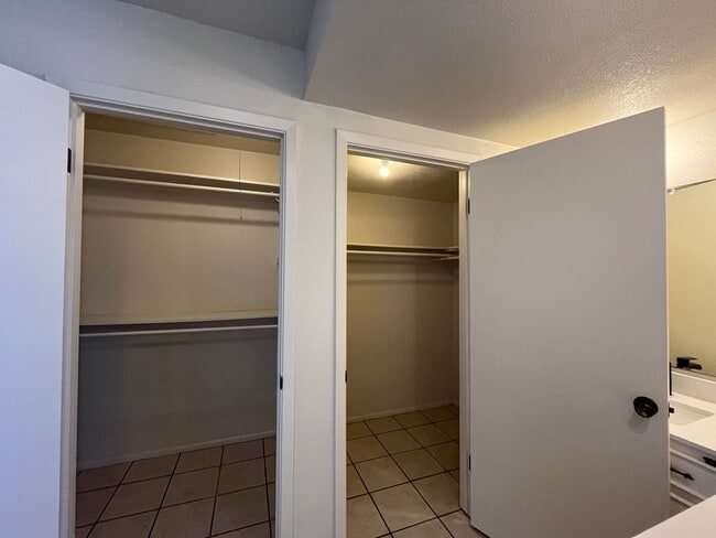 Building Photo - SPACIOUS SOUTHSIDE DUPLEX!