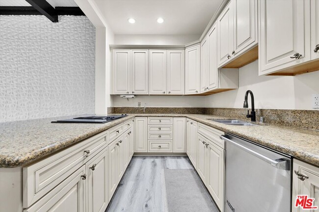 Building Photo - 1713 Queens Ct