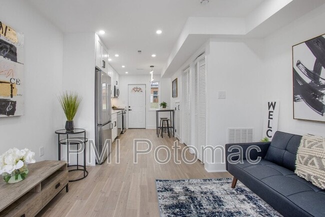 Building Photo - 702 19th St NE