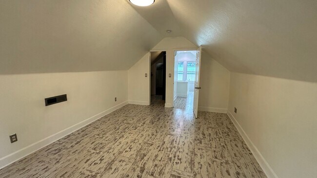 Building Photo - Portland Original Bungalow! Hardwoods, Lar...
