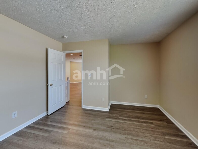 Building Photo - 803 Green Woods Dr