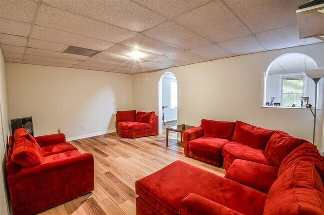 Building Photo - 1865 Oak Tree Hollow