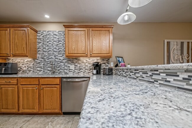 Building Photo - Spacious Townhome in Midway ISD