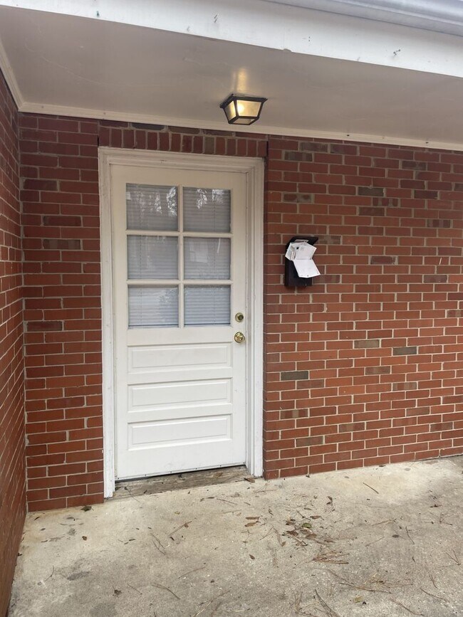 Building Photo - 2 Bedroom 1 Bathroom Duplex Downtown Raleigh!