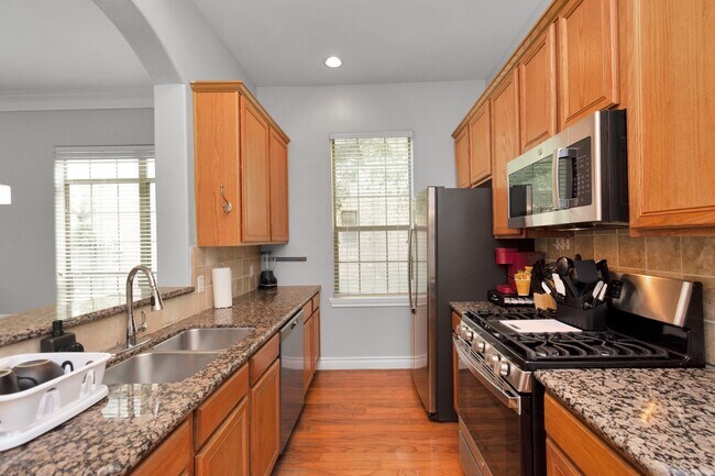 Building Photo - 9038 Lakes Dr