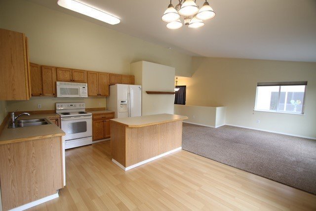 Building Photo - 3 Bedroom Eagle River Condo w/ Easy Highwa...
