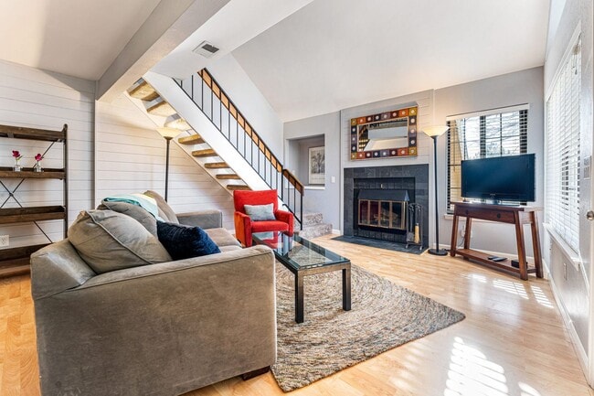 Building Photo - Updated 1 BDR with loft in Gunbarrel