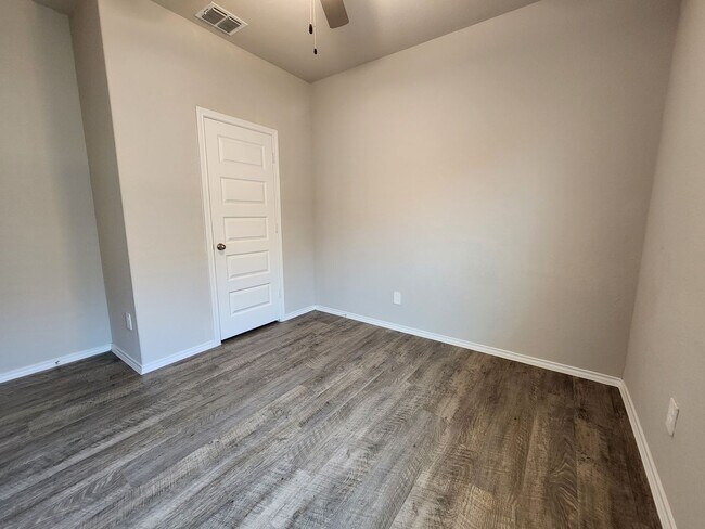 Building Photo - 3/2/2 in House Spring Valley / Luxury Vinyl Plank Through Out (NO Carpet) / Fenced in Yard / CISD...