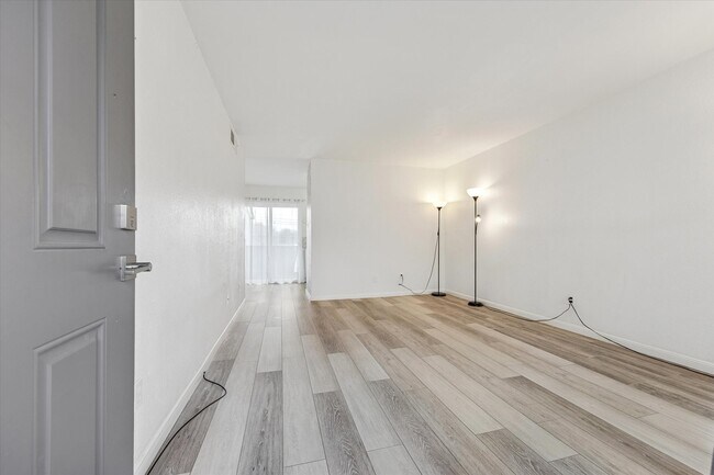 Building Photo - 4450 Sherwood Ln