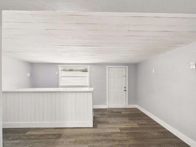 Building Photo - Bright & Pet-Friendly 2BR Home in River Pa...
