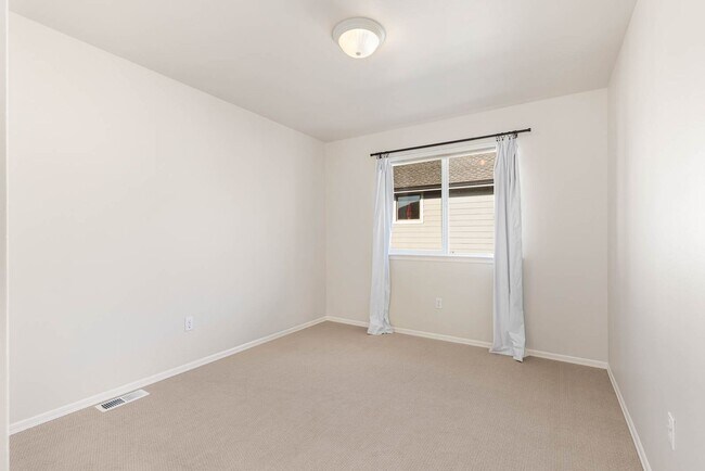 Building Photo - 824 Chelan Pl NE