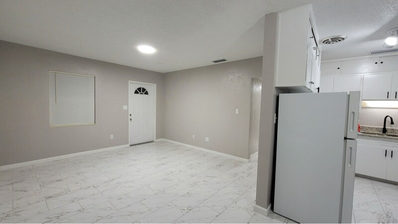 Building Photo - 7115 N Tampania Ave