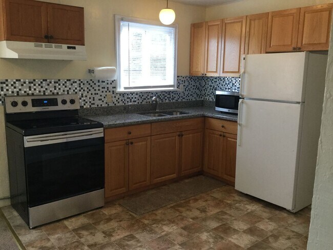 Building Photo - Freshly Updated 3-Bedroom Everett Apartment with Private Deck & Utilities Included