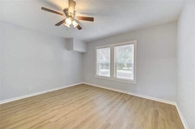 Lots of natural light - 1519 7th St