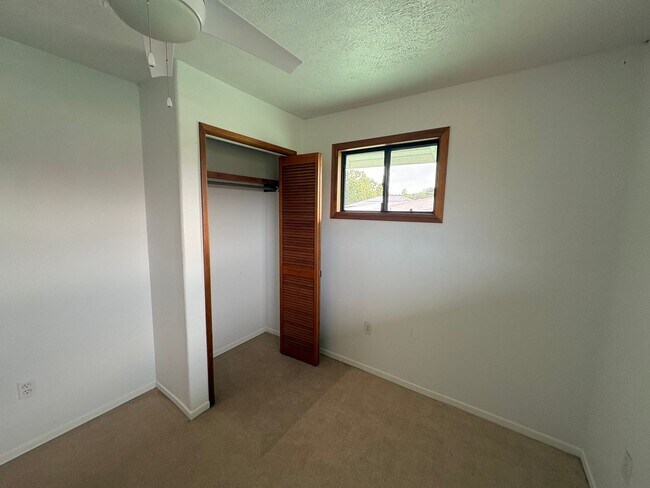 Building Photo - Beautiful 2 bedroom, 1.5 bath located in central Hilo town