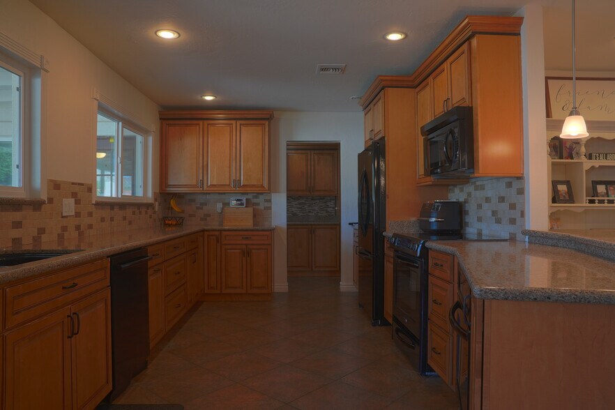 Building Photo - 2526 E Mercer Ln